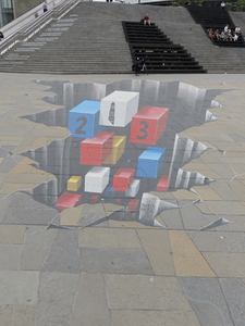 902529 Gezicht over het Jaarbeursplein te Utrecht met op het plaveisel een 3D-tekening gemaakt door Sweo Nikita voor ...